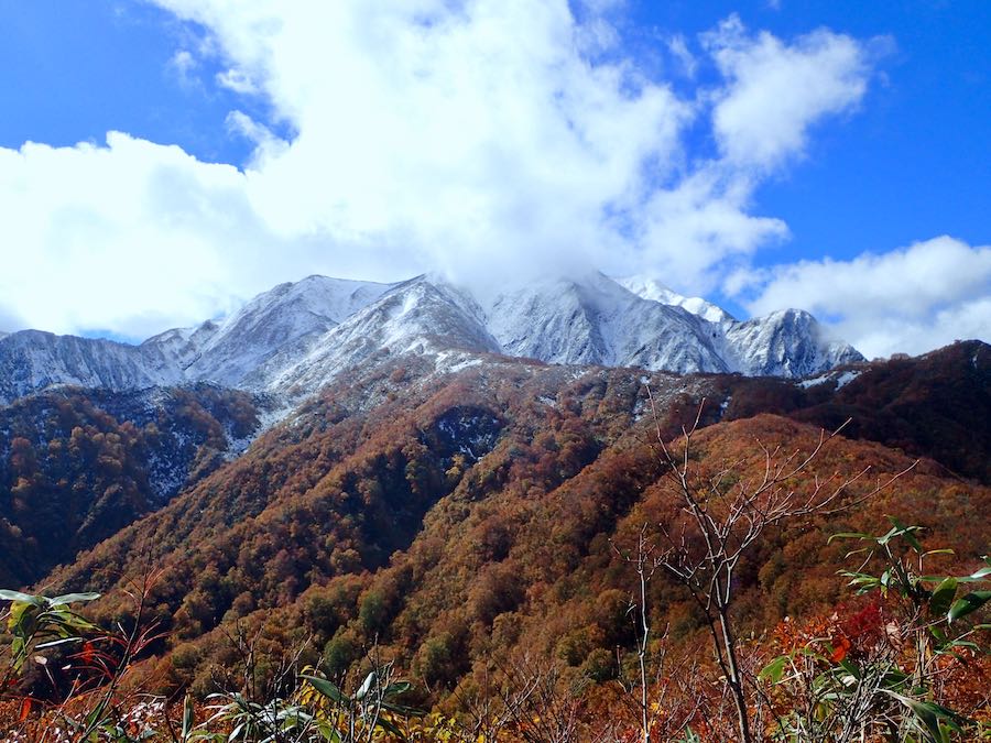 下山時、ガスの切れ間から青空が見えた